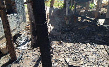 Construção em obras e container são atingidos pelo fogo em Criciúma