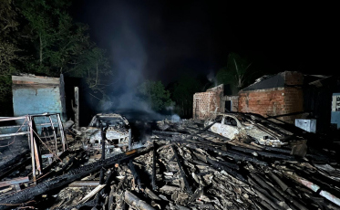 Criciúma: residência e carros são destruídos por incêndio no bairro Rio Maina