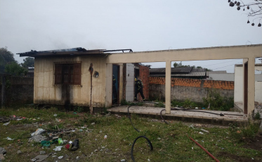 Incêndio atinge residência abandonada em Criciúma