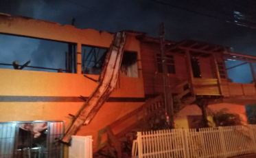 Incêndio destrói residência e veículo em Içara 