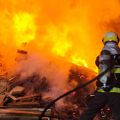 Incêndio atinge pilha de madeira ao lado de fábrica de batata palha em cidade de SC
