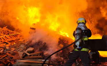 Bombeiros precisam de retroescavadeira para apagar fogo perto de caldeira em Santa Rosa do Sul