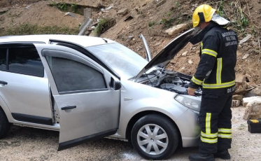 Veículo pega fogo em Criciúma