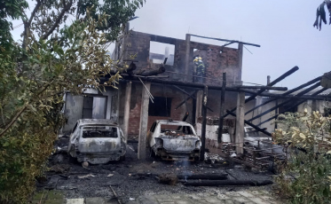 Incêndio destrói residência e carros em Balneário Rincão