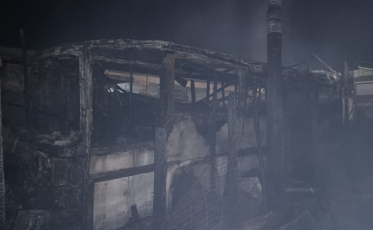 Incêndio atinge três estabelecimentos e deixa motor-home destruído no Centro de Garopaba