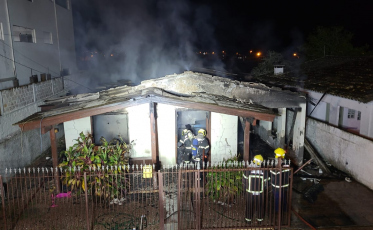 Incêndio destrói residência em Criciúma