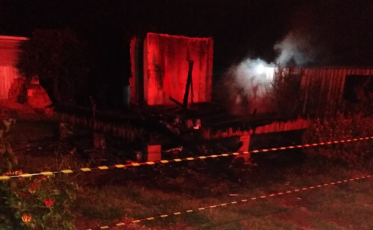 Incêndio atinge casa de madeira em Forquilhinha