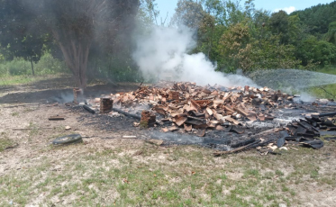 Incêndio destrói residência em Timbé do Sul