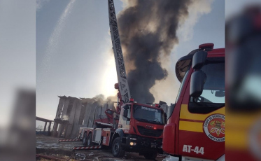 Incêndio atinge indústria de isopor e mobiliza grande operação dos bombeiros em SC