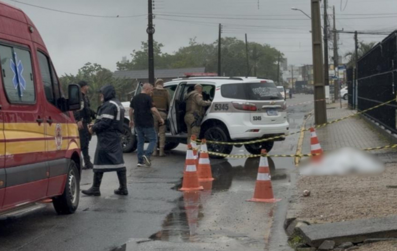 Após tentar invadir creche e ameaçar comerciantes com faca, homem é morto pela PM em SC