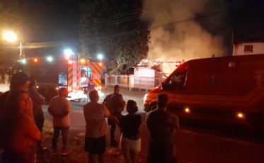 Incêndio destrói residência de madeira em Criciúma