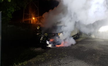 Incêndio destrói furgão em Criciúma