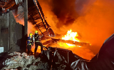 Criciúma: bombeiros combatem incêndio de grandes proporções em pavilhão 