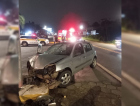Carro bate em poste de sinalização e deixa três pessoas feridas em Içara