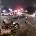 Carro bate em poste de sinalização e deixa três pessoas feridas em Içara