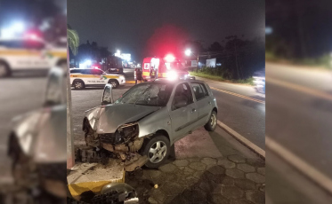 Carro bate em poste de sinalização e deixa três pessoas feridas em Içara