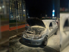 Carro pega fogo em frente ao Nações Shopping e mobiliza os bombeiros de Criciúma