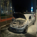 Carro pega fogo em frente ao Nações Shopping e mobiliza os bombeiros de Criciúma