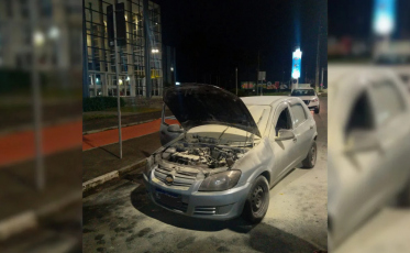Carro pega fogo em frente ao Nações Shopping e mobiliza os bombeiros de Criciúma