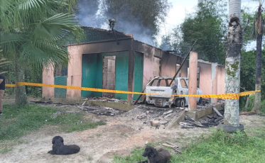Incêndio atinge veículo e residência em Timbé do Sul