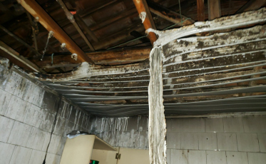 Populares combatem incêndio em residência com mangueira de jardim em Criciúma