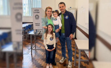 Júlia Zanatta vota e projeta vitória de Flávio Bolsonaro: 'Vitória do Brasil'