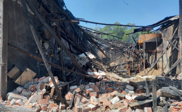 Sangão: Bombeiros realizam rescaldo de incêndio em indústria 