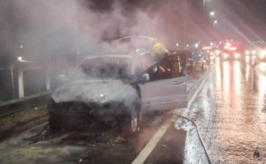 Carro pega fogo na BR-101 em Araranguá