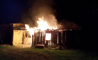 Bombeiros combatem incêndio em galpão no município de Maracajá