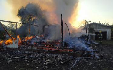 Incêndio destrói residência em Ermo