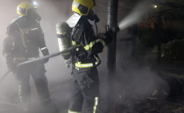 Criciúma: Corpo de Bombeiros combate incêndio em lavação de veículos