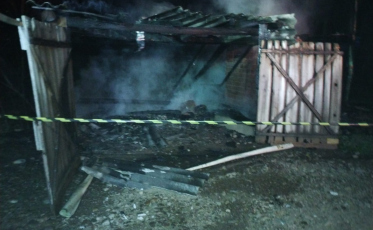 Residência abandonada é atingida por incêndio em São João do Sul