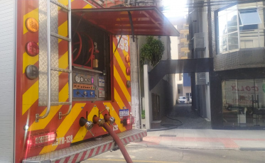 Criciúma: Duas pessoas foram encaminhadas ao hospital após incêndio em edifício (VÍDEO) 