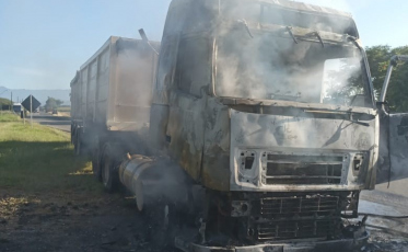 Incêndio destrói cabine de carreta em Meleiro 