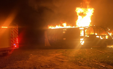 Motorhome fica destruído após incêndio em Balneário Gaivota