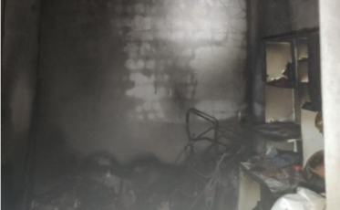 Proprietário e vizinhos controlam incêndio na área de serviços da residência