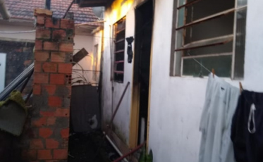 Incêndio em quitinetes coloca moradores em risco