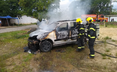 Incêndio destrói veículo em Criciúma