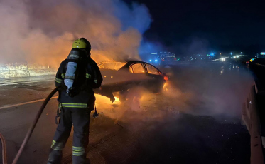 Içara: carro pega fogo após colidir em mureta na BR-101