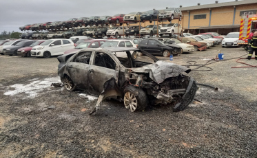 Incêndio atinge carro em Içara