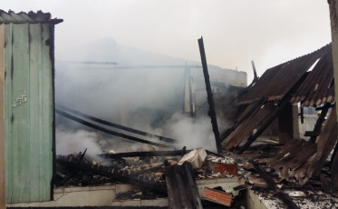 Residência é destruída após incêndio