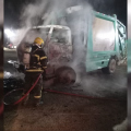 Caminhão de coleta de lixo é destruído por incêndio em empresa de reciclagem em Içara
