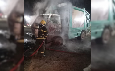 Caminhão de coleta de lixo é destruído por incêndio em empresa de reciclagem em Içara