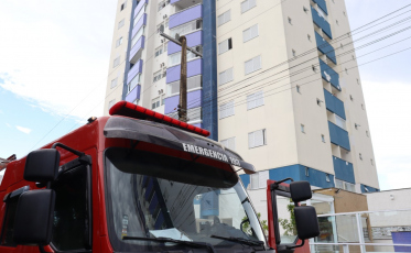 Criciúma: Bombeiros combatem incêndio em apartamento no Comerciário (VÍDEO)