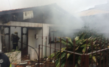 Incêndio atinge residência no bairro São Cristóvão (ATUALIZADA)