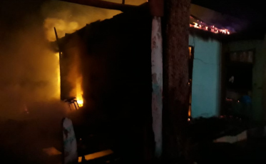 Casa é tomada por chamas em Balneário Arroio do Silva