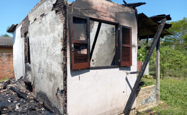 Casa mista é totalmente destruída por incêndio em Santa Rosa do Sul
