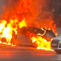 Vídeo: Incêndio destrói carro, mobiliza bombeiros e causa bloqueio na Avenida Centenário