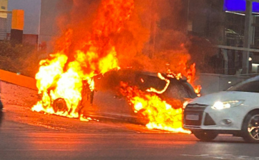 Vídeo: Incêndio destrói carro, mobiliza bombeiros e causa bloqueio na Avenida Centenário