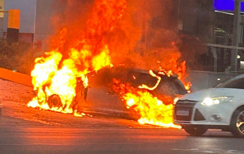 Vídeo: Incêndio destrói carro, mobiliza bombeiros e causa bloqueio na Avenida Centenário